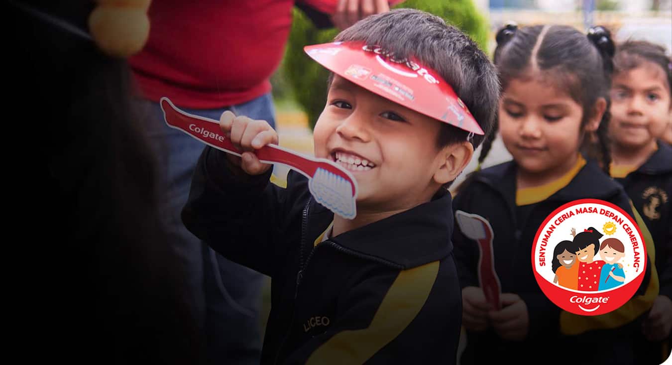 Ayah dan anak lelaki dengan gembiranya menyikat gigi bersama-sama