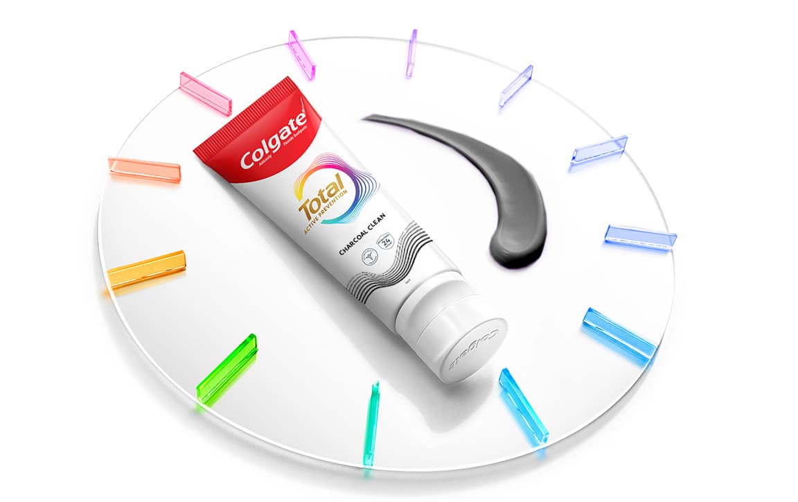 Tiub Total Charcoal terletak pada jam, dengan sedikit ubat gigi di sebelahnya