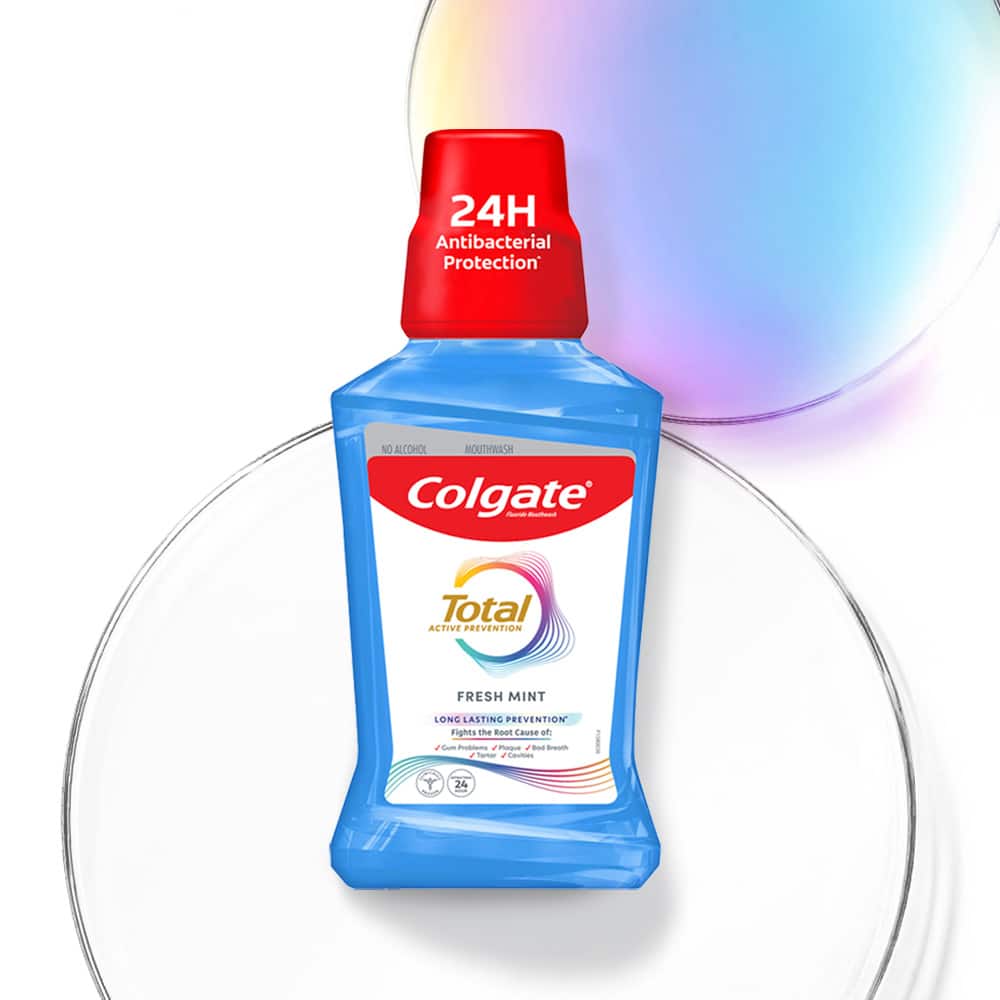 Colgate Total Fresh Mint Mouthwash dengan dua cawan petri di backgroud