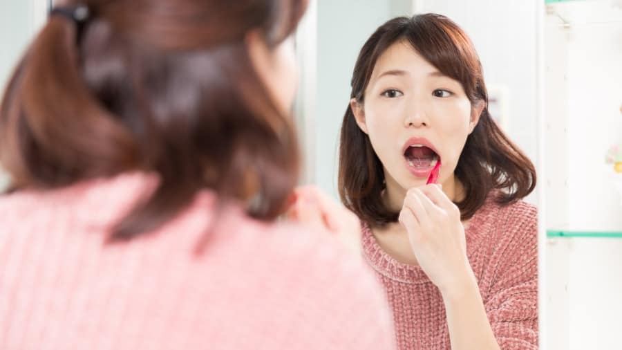 cara membersihkan lidah untuk mengelakan nafas berbau - colgate malaysia