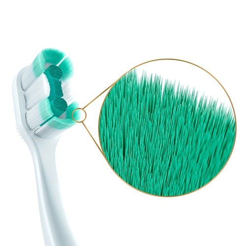 Berus Gigi Colgate<sup>®</sup> Total Foaming Clean dengan imej sisipan bulu nipis