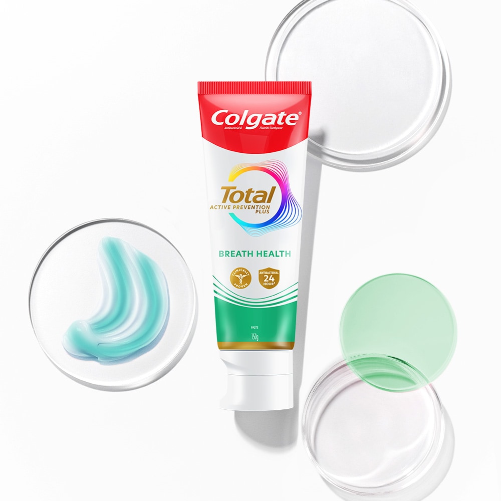 Tiub ubat gigi Colgate Total di latar depan, dengan buih lutsinar dan spektrum di latar belakang