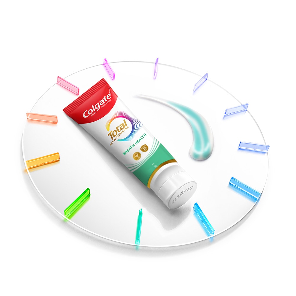 Satu tiub Ubat Gigi Colgate Total terletak pada jam dengan sedikit pes ubat gigi di sebelahnya