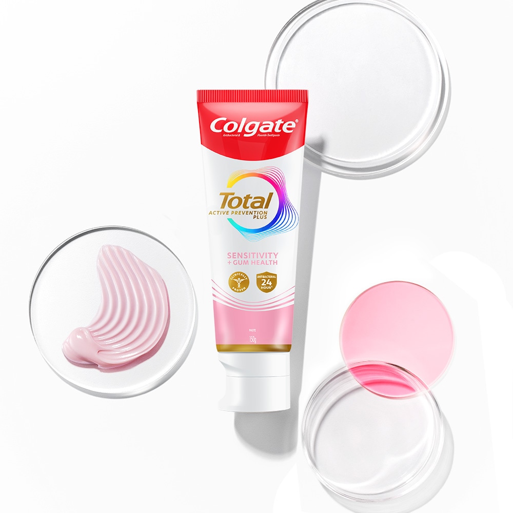 Tiub ubat gigi Colgate Total di latar depan, dengan buih lutsinar dan spektrum di latar belakang