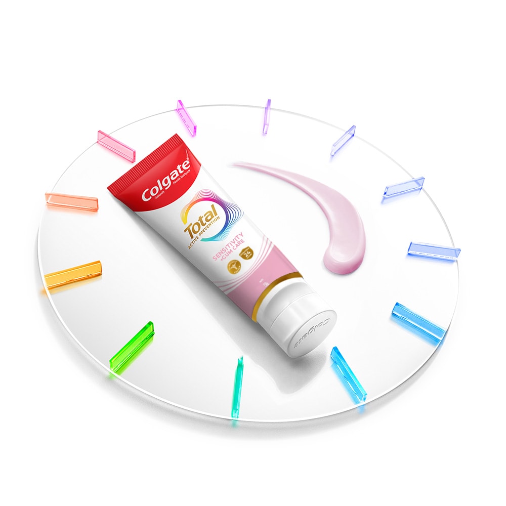 Satu tiub Ubat Gigi Colgate Total terletak pada jam dengan sedikit pes ubat gigi di sebelahnya
