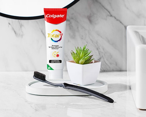 Berus Gigi Colgate SlimSoft Charcoal dengan Ubat Gigi Colgate Total Plaque Release
