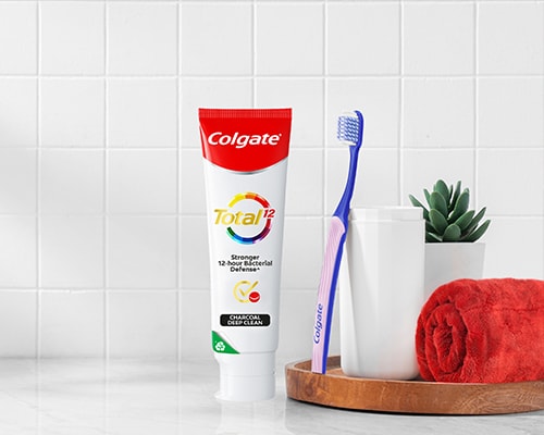 Berus Gigi Colgate SlimSoft Ortho bersandar pada Ubat Gigi Colgate Total Plaque Release
